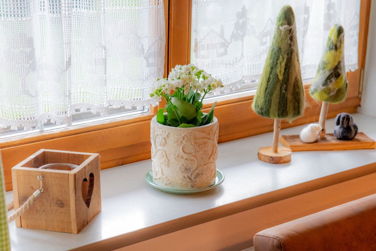 Liebevolle Deko auf der Fensterbank – Ferienwohnung AlMa