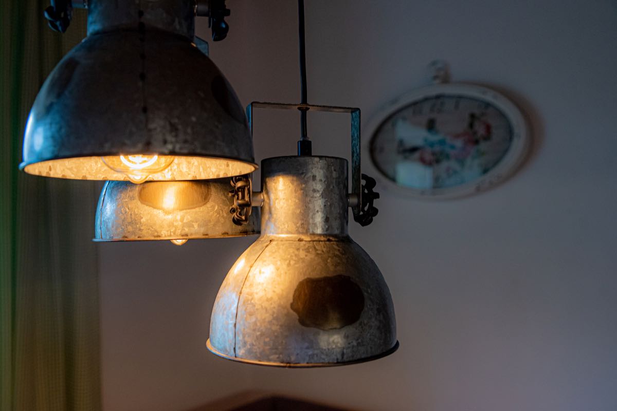 Lampe über dem Esstisch – Ferienwohnung AlMa