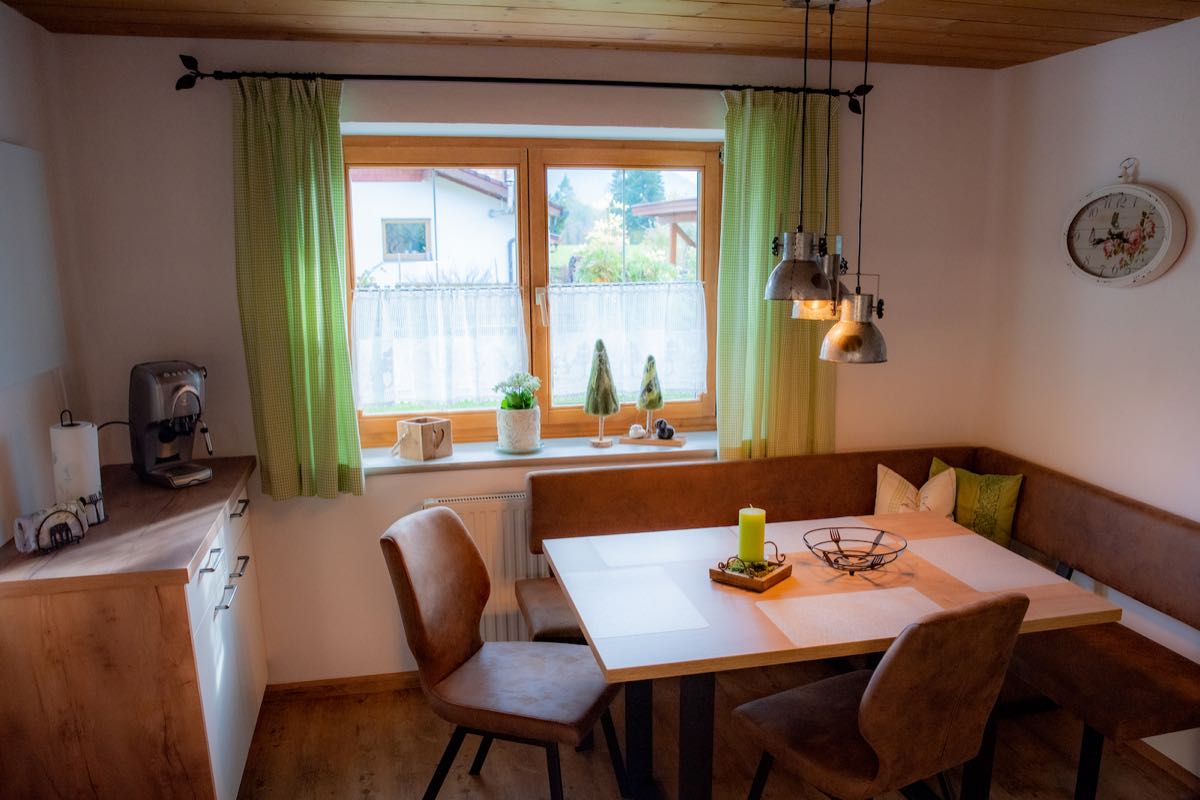 Küche mit Essbereich und Kaffeemaschine – Küche