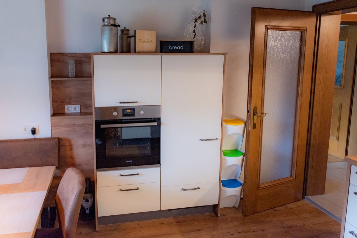 Backofen und Mikrowelle mit großem Kühlschrank – Küche