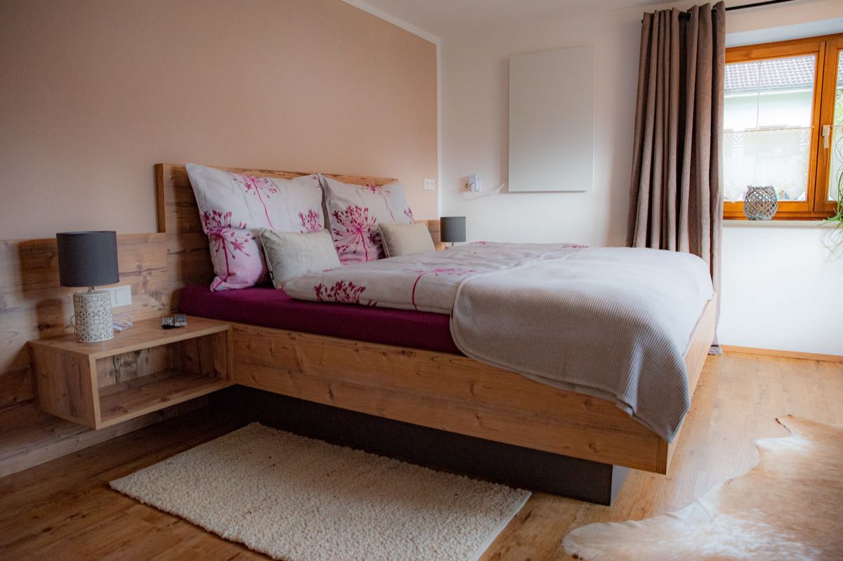 Hochwertiges Doppelbett im Landhausstil – Schlafzimmer 1