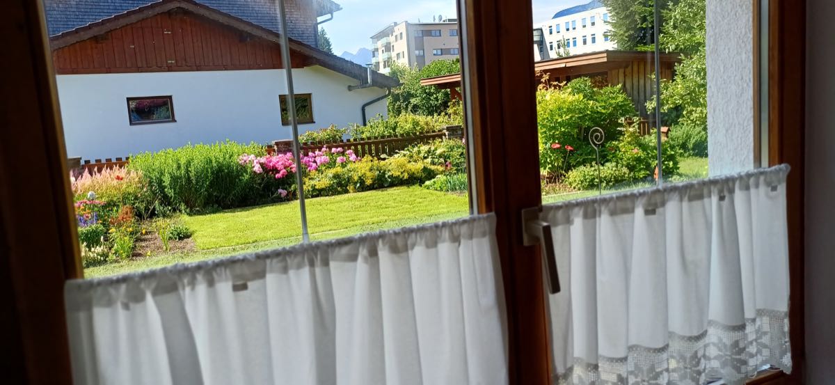 Blick aus Schlafzimmer 1 in den Garten – Schlafzimmer 1
