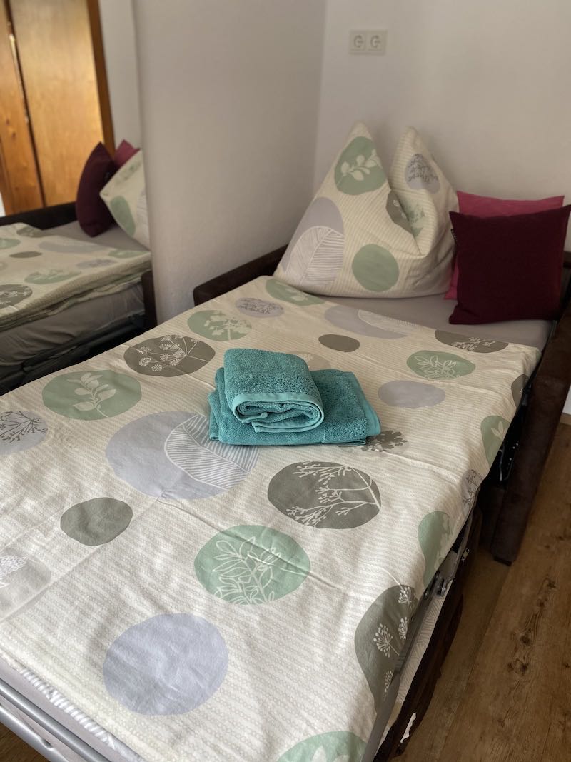 Frisch bezogenes Einzelbett – Schlafzimmer 1