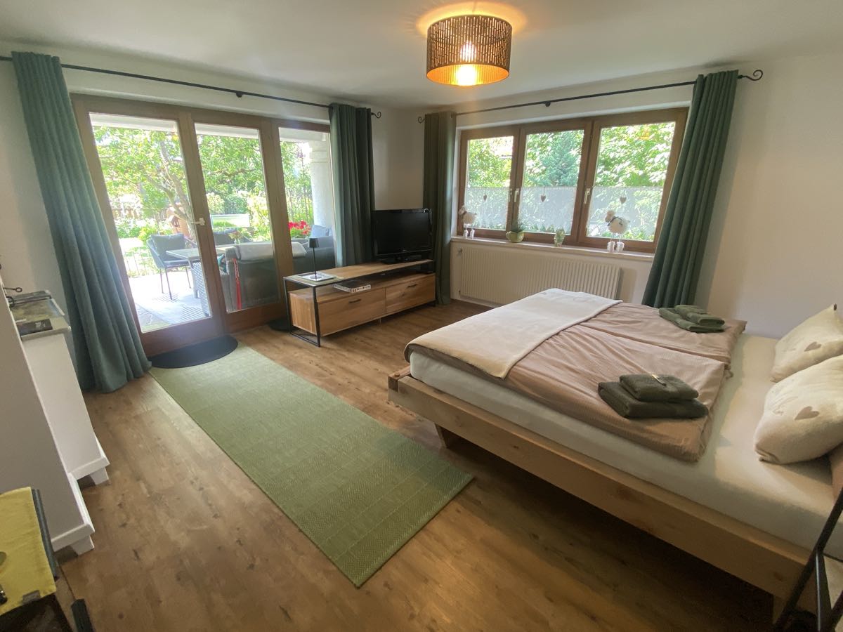 Schlafzimmer 2 mit Blick zur Terrasse – Schlafzimmer 2