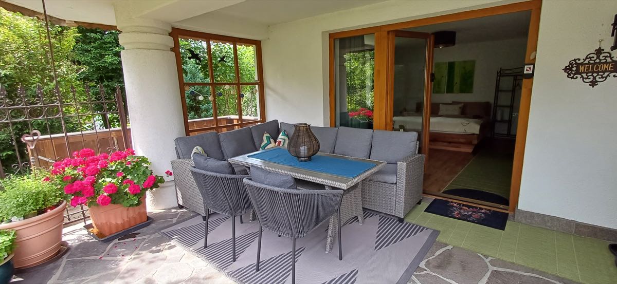 Eingang und Terrasse – Terrasse