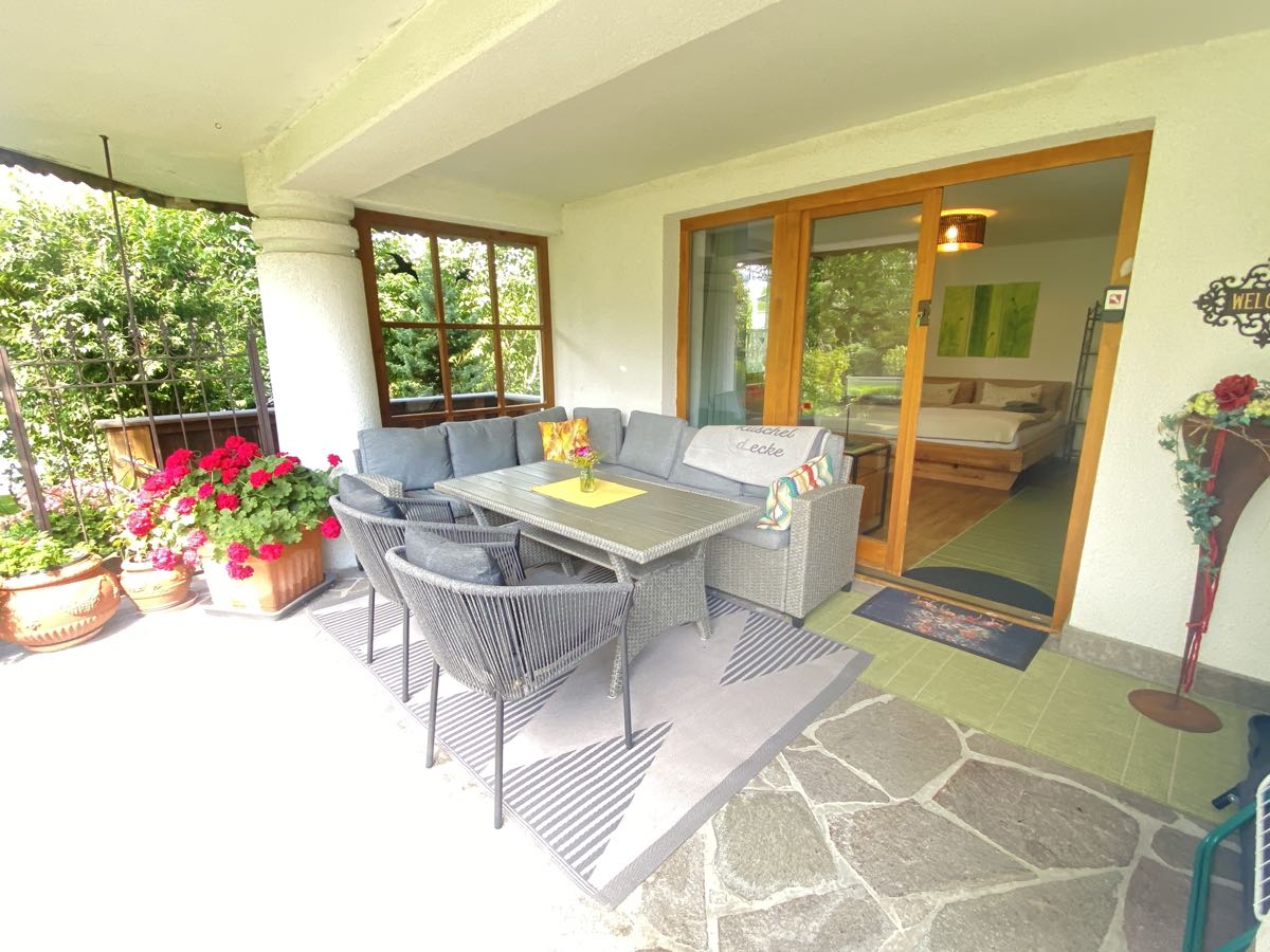Terrassentisch mit Blick in den Garten – Terrasse