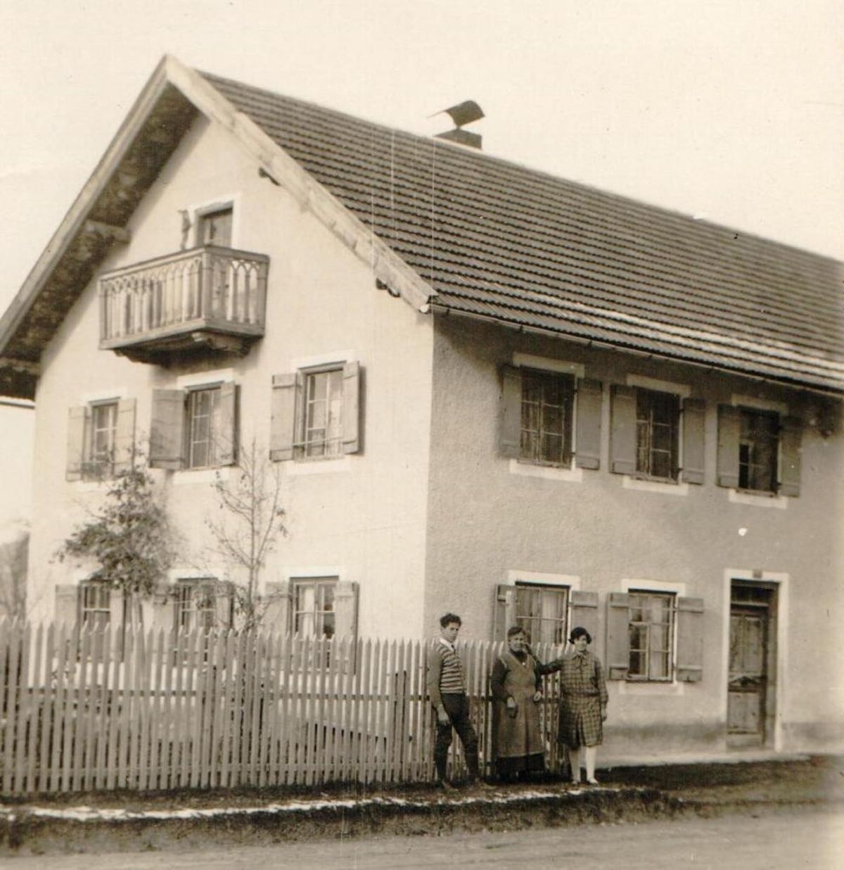 Das Bauernhaus auf einer alten Aufnahme – Hofgeschichte